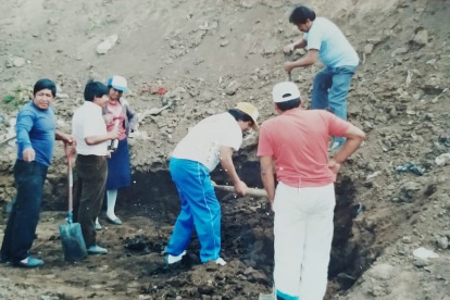 Actividad. Minga realizada en los años noventa para acceder al alcantarillado
