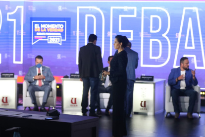 La periodista Andrea Bernal, moderadora del debato, instó frecuentemente -sin éxito- a los candidatos a debatir.
