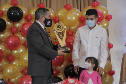 Pepe Granizo, presidente de la APDP, entrega el premio como mejor deportista de 2020 a Richard Carapaz (d).