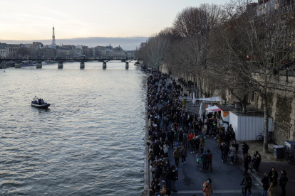 Francia se resigna a aplicar nuevas restricciones a la vida social.