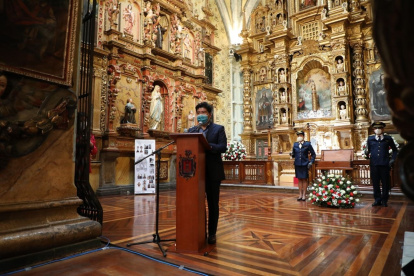 Fotografía cedida por la Alcaldía de Quito del alcalde de Quito, Jorge Yunda, durante la ceremonia de entrega de las obras de remodelación de la Capilla de la Virgen del Pilar.