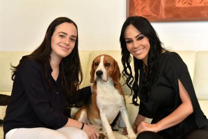 Marcela Holguín junto a su hija y su mascota.