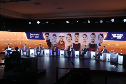 El debate de hoy se realiza en las instalaciones de la UEES.