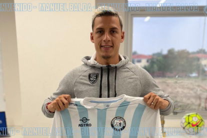 Manu Balda, nuevo ofensivo de Guayaquil City, muestra la casaquilla de su club.