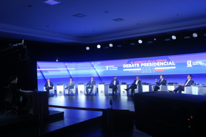 La primera parte del debate presidencial organizado por la Cámara de Comercio de Guayaquil y la Universidad Espíritu Santo reunió a siete candidatos.