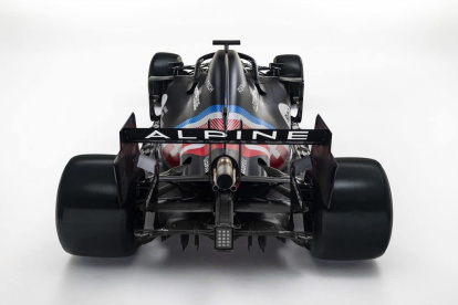 El color negro destaca en el monoplaza que en la parte trasera incluye los colores azul, blanco y rojo de la bandera francesa y británica.