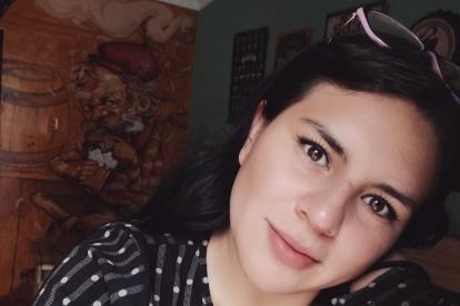 Andrea Rojas es escritora, y gestora cultural. Sus textos han sido publicados dentro y fuera del país y aparecen en las antologías ‘Caballos nacidos del polvo’ (Uartes 2019), y ‘El vuelo más largo, poesía hispanoamericana’ (Ángeles de papel 2020).