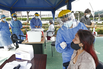 HISOPADOS QUE SE REALIZAN EN EL HOSPITAL LUIS VERNAZA EN SUS PARQUEADEROS A PERSONAS QUE SOSPECHAN Q TIENEN EL VIRUS POR PACIENTES HOSPITALIZADOS/JIMMY NEGRETE/GUAYAQUIL-ECUADOR ag-granasa