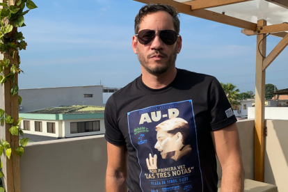 Una de las camisetas más importantes de la colección. Lleva estampado el poster del primer concierto del artista en la plaza de toros de Quito.