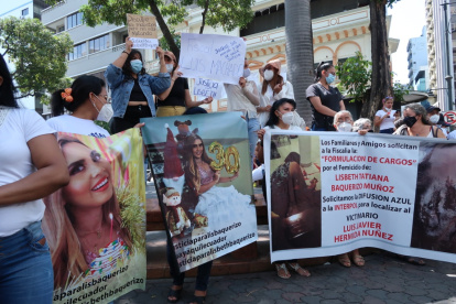 Lisbeth Baquerizo fue asesinada, víctima de femicidio. Sus familiares en las afueras de la Fiscalía.