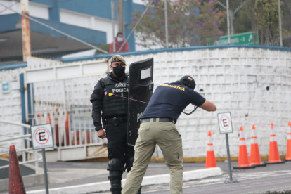 Diligencia. En los exteriores del hospital de la Policía se reconstruyó el asesinato del policía Froilán Jiménez.