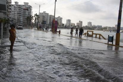 Hecho. La tarde del viernes 15 de enero, los turistas en Salinas tuvieron que salir del mar.