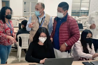 En Quito, observadores de la OEA constataron ayer el proceso técnico y logístico que se aplicará hoy en el primer simulacro electoral.