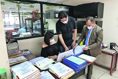 Fiscales. En Guayas, particularmente Guayaquil -una de las ciudades con más problemas delictivos del país- hay 4 fiscales por cada 100.000 habitantes.