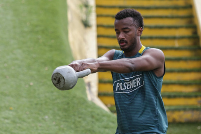 Jefferson Orejuela dejó de ser jugador de Barcelona. Emelec negocia con él.