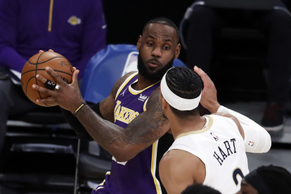 El alero estrella de los Lakers (i) hizo 21 puntos en la victoria 112-95 ante Pelicans.
