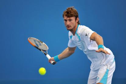 El entrenador y exnúmero uno del mundo, Juan Carlos Ferrero, permanece confinado en las habitaciones de su hotel en Melbourne, tras haber viajado en el nuevo avión afectado desde Doha después de firmar su pase al cuadro final.