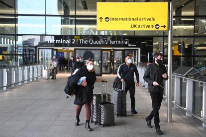 London (United Kingdom), 18/01/2021.- Travellers in the international arrival area of Heathrow Airport, near London, Britain, 18 January 2021. Travel corridors in the the UK were closed at 04:00 hours on 18 January 2021 as British government declared. Travellers arriving to England from anywhere outside the UK have to to self-isolate for 10 days and must have proof of a negative coronavirus test. Britain"s national health service (NHS) is coming under sever pressure as Covid-19 hospital admissions continue to rise across the UK. (Reino Unido, Londres) EFE/EPA/NEIL HALL