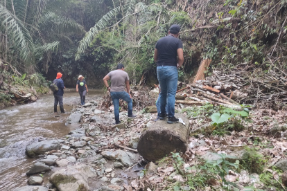 La comunidad junto con activistas ambientales realizan tomas de muestras en el sector. A la par de las concesiones legales, se han hallado 25 túneles para la minería ilegal.
