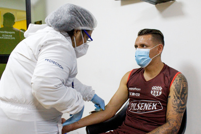 Carlos Garcés, nuevo delantero de Barcelona, mientras se somete a la prueba COVID.