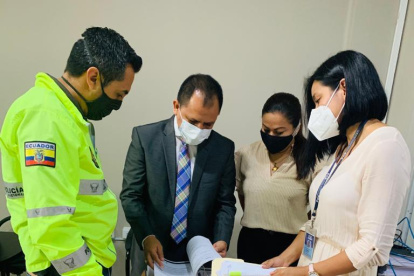 El fiscal César Suárez junto con agentes de Criminalística acudió al Teodoro Maldonado para fijar documentos.