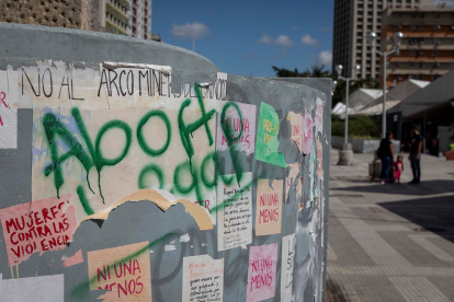 Fotografía que muestra un grafiti que dice "Aborto legal" en una pared el 16 de enero de 2020, en Caracas (Venezuela).