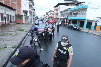 Operativo. La policía durante los controles ayer realizados en la ciudad.