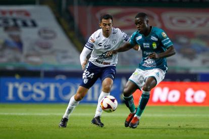 Los jugadores Joel Cambell (d) del León y Luis Chávez (i) del Pachuca, disputan el balón durante un juego del torneo Clausura 2021 del fútbol mexicano