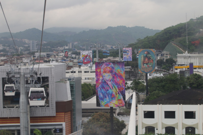 Aeroarte. La imagen es un homenaje a los profesionales sanitarios, creada por la pintora Ana Juan.

Agencia (ag-extra)