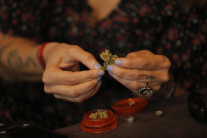 Fotografía fechada el 14 de diciembre de 2020 de la actriz, comunicadora y activista Francesca Brivio mientras enseña una muestra de cannabis durante una entrevista con Efe en Lima (Perú).