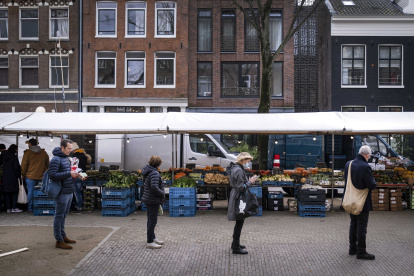 Países Bajos impondrá toque de queda y prohíbe vuelos a R. Unido y Sudamérica.