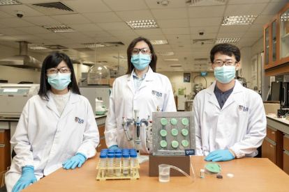 El aerogel productor de agua es inventado por un equipo de seis investigadores dirigido por Ho Ghim Wei (izquierda).
Universidad Nacional de Singapur
19/1/2021