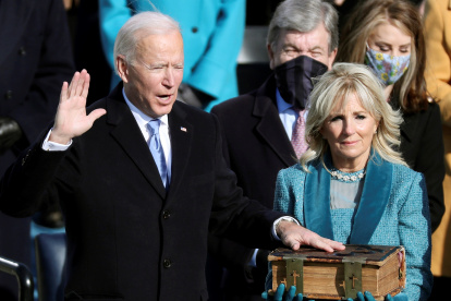 Joe Biden, junto a su esposa, Jill Biden, durante su juramente como nuevo presidente de Estados Unidos.