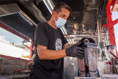 Fotografía de trabajadores del emprendimiento "Capital Burguer", el 15 de enero de 2021 en Caracas (Venezuela).