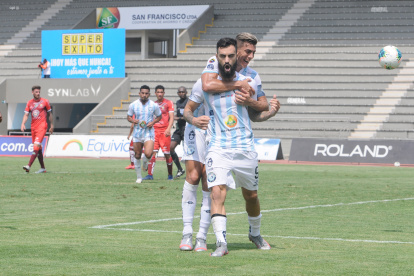 Gonzalo Mastriani (adelante) y Michael Hoyos destacaron en Guayaquil City.