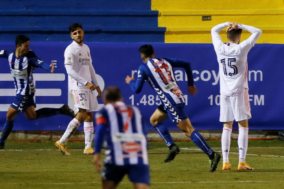 El centrocampista del Alcoyano Juanan Casanova (i) celebra su gol, segundo del equipo ante el Real Madrid,