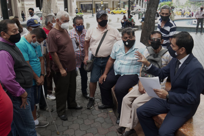 Denuncia. Un grupo alista los documentos para entrar a la Fiscalía.