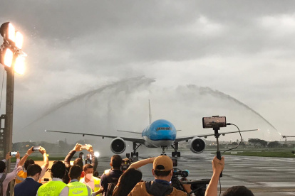Así fue recibido el avión de KLM al llegar a Guayaquil.
