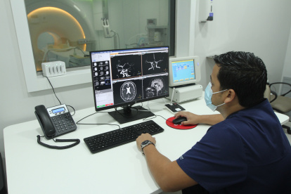 Establecimiento.Este es uno de los centros de imágenes: resonador ingenia. El centro también cuenta con cinco quirófanos para cirugías generales y dos quirófanos para parto.