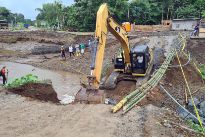 Hecho. Maquinaria de la Prefectura prevé, hasta este viernes, tener listo el paso peatonal que facilitará el paso, al menos a pie, entre los recintos.