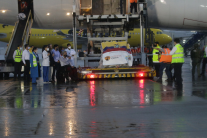 El presidente Lenín Moreno y el ministro de Salud, Juan Carlos Zevallos, recibieron las vacunas en Guayaquil.

PERIODISTA : CRISTINA BAZAN 

FECHA : 20/01/2021 

Agencia (ag-extra)