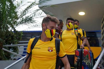 Javier Burrai y Mario Pineida llegando al sitio de concentración torera en suelo manabita.