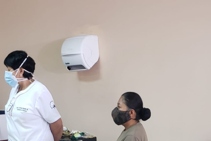 Vacunas. Jeaneth Domínguez del hospital Militar fue la primera en ser vacunada.