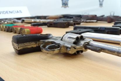 Parte de las armas de fuego y municiones que se encontraron en una casa, en Durán.