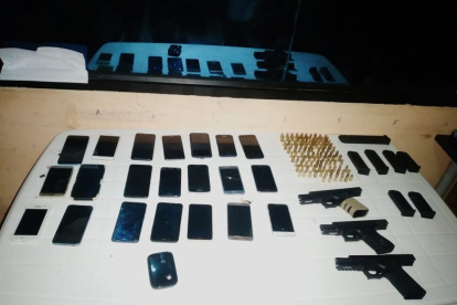 En la foto los celulares y armas de fuego que se encontraron al interior de la penitenciaría del Litoral.