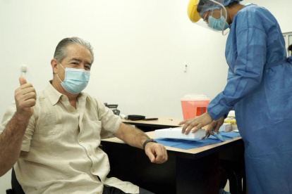 El ministro de Salud, al momento de recibir la vacuna contra la COVID-19.