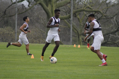 Los jugadores de Barcelona durante su primera jornada de trabajos.
