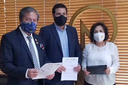 Fernando Aguirre, gobernador del Distrito 4400 de Rotary International; Juan Pablo Guerrero, director ejecutivo de la Fundación Unidos por la Educación; y Luz Stella Hernández.