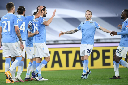 Marco Parolo (c) celebra con sus compañeros el primer gol del partido.