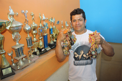 Galardones. Víctor Plúa, quien fue varias veces campeón nacional de pesas, muestra las medallas y trofeos alcanzados durante su carrera deportiva.